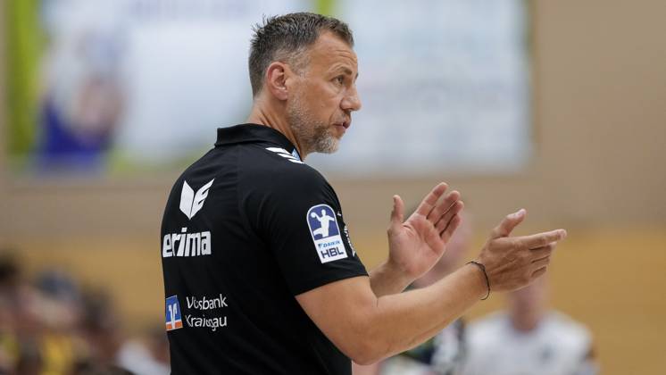 Maik Machulla (Trainer, Cheftrainer, RNL), gibt Anweisungen, gestikuliert, mit den Armen gestikulieren, Einzelbild, Einzelfoto, Aktion, Action, 22.08.2025, Östringen (Deutschland), Handball, Testspiel, Rhein-Neckar Löwen - HC Kriens-Luzern