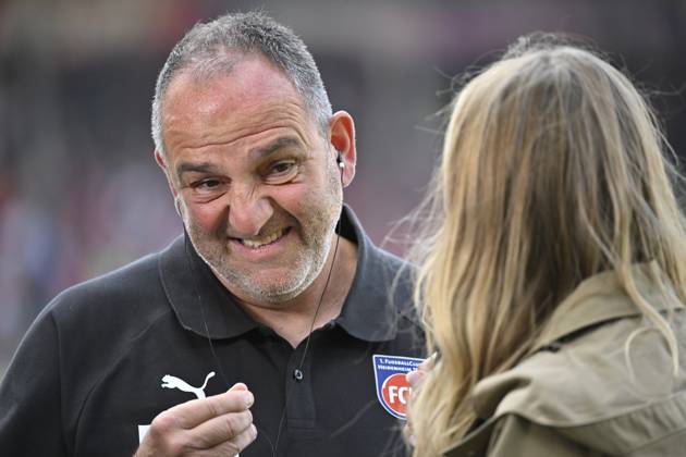 vor Spielbeginn: Trainer Coach Frank Schmidt 1. FC Heidenheim 1846 FCH im Interview dazn Portrait Gestik Geste 1. FC Heidenheim 1846 FCH vs VfL Wolfsburg WOB 23.08.2025 DFL REGULATIONS PROHIBIT ANY USE OF PHOTOGRAPHS AS IMAGE SEQUENCES AND OR QUASI-VIDEO 1. FC Heidenheim 1846 FCH vs VfL Wolfsburg WOB Heidenheim Copyright: xEibner-Pressefotox EP_MWI