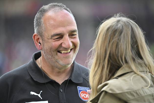vor Spielbeginn: Trainer Coach Frank Schmidt 1. FC Heidenheim 1846 FCH im Interview dazn Portrait 1. FC Heidenheim 1846 FCH vs VfL Wolfsburg WOB 23.08.2025 DFL REGULATIONS PROHIBIT ANY USE OF PHOTOGRAPHS AS IMAGE SEQUENCES AND OR QUASI-VIDEO 1. FC Heidenheim 1846 FCH vs VfL Wolfsburg WOB Heidenheim Copyright: xEibner-Pressefotox EP_MWI