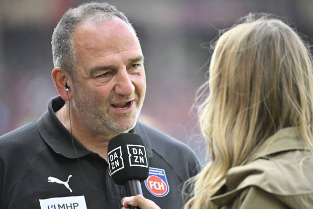 vor Spielbeginn: Trainer Coach Frank Schmidt 1. FC Heidenheim 1846 FCHim Interview Mikrofon Mikro Logo dazn Portrait 1. FC Heidenheim 1846 FCH vs VfL Wolfsburg WOB 23.08.2025 DFL REGULATIONS PROHIBIT ANY USE OF PHOTOGRAPHS AS IMAGE SEQUENCES AND OR QUASI-VIDEO 1. FC Heidenheim 1846 FCH vs VfL Wolfsburg WOB Heidenheim Copyright: xEibner-Pressefotox EP_MWI