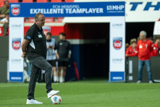 Frank Schmidt (FC Heidenheim, Chef-Trainer) vor Werbeschriftzug von MHP Exellente Teamplayer , GER, 1. FC Heidenheim vs. VFL Wolfsburg, Fussball, Bundesliga, 1. Spieltag, Spielzeit 2025 2026, 23.08.2025, DFL DFB REGULATIONS PROHIBIT ANY USE OF PHOTOGRAPHS AS IMAGE SEQUENCES AND OR QUASI-VIDEO, GER, 1. FC Heidenheim vs. VFL Wolfsburg, Fussball, Bundesliga, 1. Spieltag, Spielzeit 2025 2026, 23.08.2025 Heidenheim Copyright: xEibner-Pressefotox EP_EER