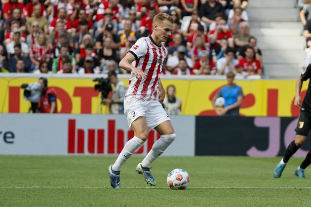 Philipp Lienhart (SC Freiburg, 03) am Ball , Deutschland, Fussball, 1. Bundesliga, 1.Spieltag, 2025 2026, SC Freiburg vs. FC Augsburg, 23.08.2025, Europa-Park Stadion, Freiburg im Breisgau, Deutschland Freiburg im Breisgau Europa-Park Stadion Baden-Württemberg Deutschland Copyright: xGrantxHubbsx