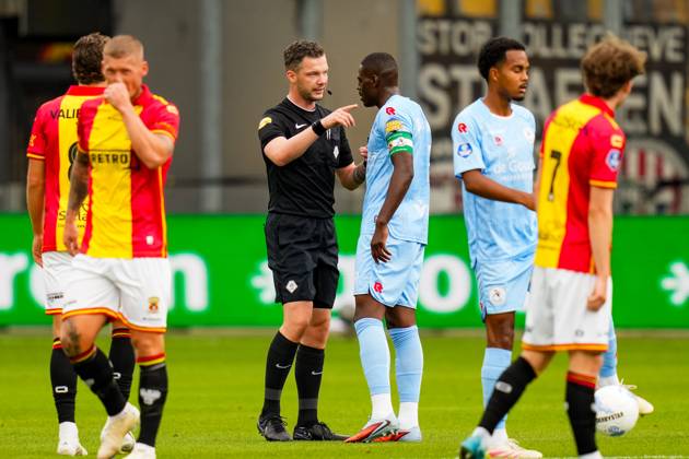 Eredivisie: Go Ahead Eagles v Sparta Rotterdam Deventer - Referee Robin Hensgens talks with Bruno Martins Indi of Sparta Rotterdam during the third round of the 2025 2026 Eredivisie season. The match is set between Go Ahead Eagles and Sparta Rotterdam at De Adelaarshorst on 23 August 2025 in Deventer, The Netherlands. (VK Sportphoto Danny de Groot) Copyright: xDannyxdexGrootx