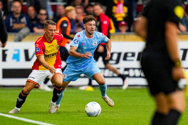 Eredivisie: Go Ahead Eagles v Sparta Rotterdam Deventer - Mathis Suray of Go Ahead Eagles duels for the ball with Mitchell van Bergen of Sparta Rotterdam during the third round of the 2025 2026 Eredivisie season. The match is set between Go Ahead Eagles and Sparta Rotterdam at De Adelaarshorst on 23 August 2025 in Deventer, The Netherlands. (VK Sportphoto Danny de Groot) Copyright: xDannyxdexGrootx
