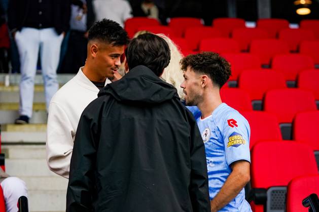 Eredivisie: Go Ahead Eagles v Sparta Rotterdam Deventer - Mees Hilgers of FC Twente talking to Mitchell van Bergen of Sparta Rotterdam during the third round of the 2025 2026 Eredivisie season. The match is set between Go Ahead Eagles and Sparta Rotterdam at De Adelaarshorst on 23 August 2025 in Deventer, The Netherlands. (VK Sportphoto Danny de Groot) Copyright: xDannyxdexGrootx