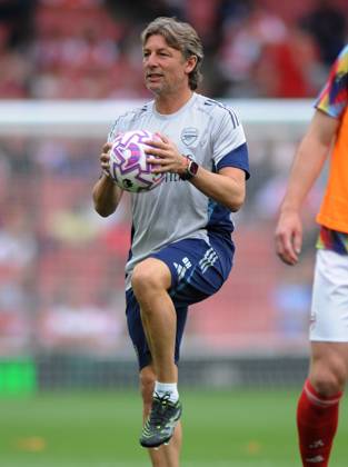Football - 2025 2026 Premier League - Arsenal vs Leeds United - Emirates Stadium - Saturday 23rd August 2025 New Arsenal, Argentinian coach , Gabriel Heinze in the warm up