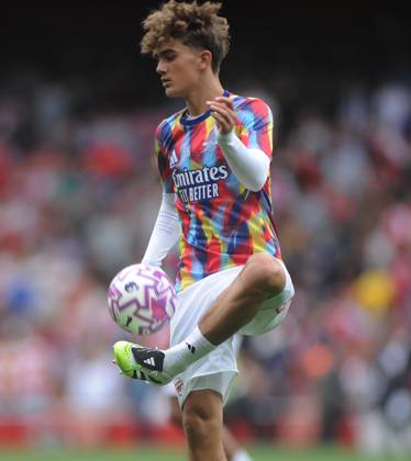 Football - 2025 2026 Premier League - Arsenal vs Leeds United - Emirates Stadium - Saturday 23rd August 2025 15 year old Max Robert Dowman of Arsenal in the warm up before coming on to make his Premiership Debut in the second half