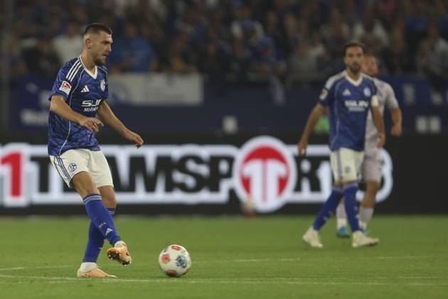 Hasan Kurucay (FC Schalke 04) in Aktion, am Ball, Einzelaktion waehrend des spiels der 2. Bundesliga zwischen FC Schalke 04 und VfL Bochum, Veltins-Arena am 23. August 2025 in Gelsenkirchen, Deutschland. (Foto von Oliver Kaelke DeFodi Images) +++ Hasan Kurucay (FC Schalke 04) controls the ball during the 2. Bundesliga match between FC Schalke 04 and VfL Bochum at Veltins-Arena on August 23, 2025 in Gelsenkirchen, Germany. (Photo by Oliver Kaelke DeFodi Images) DFB DFL REGULATIONS PROHIBIT ANY USE OF PHOTOGRAPHS AS IMAGE SEQUENCES AND OR QUASI-VIDEO. (Photo by Oliver Kaelke DeFodi Images)