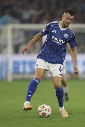 Hasan Kurucay (FC Schalke 04) in Aktion, am Ball, Einzelaktion waehrend des spiels der 2. Bundesliga zwischen FC Schalke 04 und VfL Bochum, Veltins-Arena am 23. August 2025 in Gelsenkirchen, Deutschland. (Foto von Oliver Kaelke DeFodi Images) +++ Hasan Kurucay (FC Schalke 04) controls the ball during the 2. Bundesliga match between FC Schalke 04 and VfL Bochum at Veltins-Arena on August 23, 2025 in Gelsenkirchen, Germany. (Photo by Oliver Kaelke DeFodi Images) DFB DFL REGULATIONS PROHIBIT ANY USE OF PHOTOGRAPHS AS IMAGE SEQUENCES AND OR QUASI-VIDEO. (Photo by Oliver Kaelke DeFodi Images)