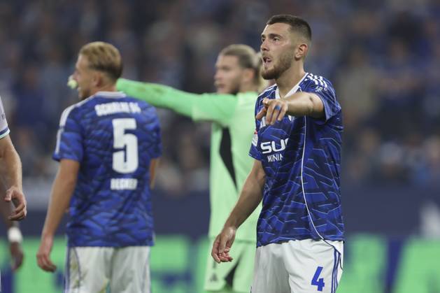 Hasan Kurucay (FC Schalke 04) gestikuliert, Gestik waehrend des spiels der 2. Bundesliga zwischen FC Schalke 04 und VfL Bochum, Veltins-Arena am 23. August 2025 in Gelsenkirchen, Deutschland. (Foto von Oliver Kaelke DeFodi Images) +++ Hasan Kurucay (FC Schalke 04) gestures during the 2. Bundesliga match between FC Schalke 04 and VfL Bochum at Veltins-Arena on August 23, 2025 in Gelsenkirchen, Germany. (Photo by Oliver Kaelke DeFodi Images) DFB DFL REGULATIONS PROHIBIT ANY USE OF PHOTOGRAPHS AS IMAGE SEQUENCES AND OR QUASI-VIDEO. (Photo by Oliver Kaelke DeFodi Images)