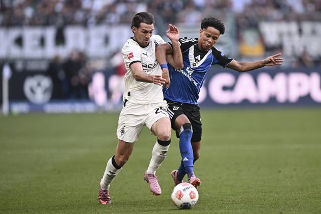 v. li. im Zweikampf Joe Scally (Moenchengladbach 29) Alexander Rossing-Lelesiit (Hamburg 38) 24.08.2025 Fussball Borussia Moenchengladbach vs Hamburger SV, Borussia-Park, Moenchengladbach, DFB DFL REGULATIONS PROHIBIT ANY USE OF PHOTOGRAPHS AS IMAGE SEQUENCES AND OR QUASI-VIDEO