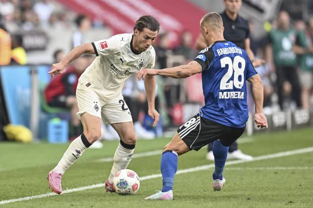 v. li. im Zweikampf Joe Scally (Moenchengladbach 29) Miro Muheim (Hamburg 28) 24.08.2025 Fussball Borussia Moenchengladbach vs Hamburger SV, Borussia-Park, Moenchengladbach, DFB DFL REGULATIONS PROHIBIT ANY USE OF PHOTOGRAPHS AS IMAGE SEQUENCES AND OR QUASI-VIDEO