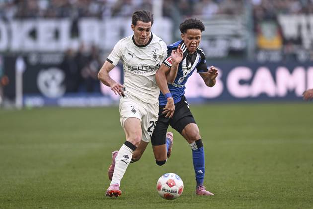 v. li. im Zweikampf Joe Scally (Moenchengladbach 29) Alexander Rossing-Lelesiit (Hamburg 38) 24.08.2025 Fussball Borussia Moenchengladbach vs Hamburger SV, Borussia-Park, Moenchengladbach, DFB DFL REGULATIONS PROHIBIT ANY USE OF PHOTOGRAPHS AS IMAGE SEQUENCES AND OR QUASI-VIDEO
