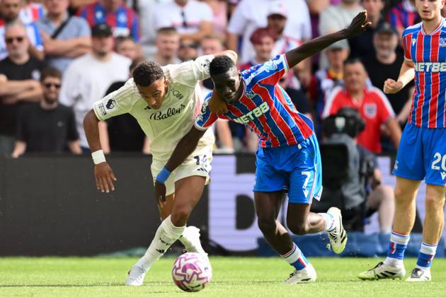 Crystal Palace v Nottingham Forest - Premier League Dan Ndoye of Nottingham Forest battles with Ismaila Sarr of Crystal Palace during the Premier League match between Crystal Palace and Nottingham Forest at Selhurst Park in London, England, on August 24, 2025. London Greater London United Kingdom Copyright: xMIxNewsx originalFilename:fletcher-crystalp250824_npKs4