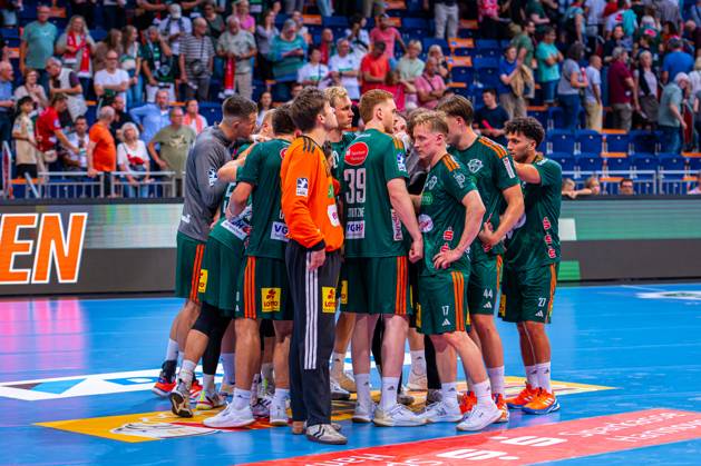 (v.l.), TSV Hannover-Burgdorf (grün) gegen VfL Gummersbach (hellblau) am 1. Spieltag der Saison 2025 2026 in der DAIKIN Handball-Bundesliga (27.08.2025, ZAG Arena (Hannover, GER), Copyright: xJanxGuentherx xTSVxHannover-Burgdorfx
