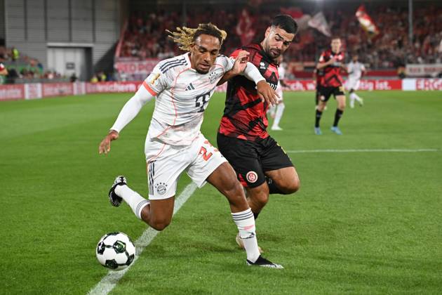 Harry KANE (Bayern Muenchen), Aktion,Zweikampf gegen Justin JANITZEK (WI) Fussball, DFB Pokal, 1.Hauptrunde, SV Wehen Wiesbaden (WI) - FC Bayern Muenchen (M) 2-3 am 27.08.2025 in de Brita-Arena in Wiesbaden Deutschland.