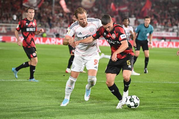 Harry KANE (Bayern Muenchen), Aktion,Zweikampf gegen Niklas MAY (WI). Fussball, DFB Pokal, 1.Hauptrunde, SV Wehen Wiesbaden (WI) - FC Bayern Muenchen (M) 2-3 am 27.08.2025 in de Brita-Arena in Wiesbaden Deutschland.
