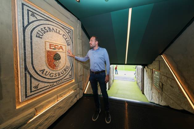 Geschaeftsfuehrer Finanzen Michael Stroell (FC Augsburg), Der neue Spielertunnel im Roemerlook, Pressekonferenz, FC Augsburg, Fussball, 1. Bundesliga Saison 2025 2026, 29.08.2025 Augsburg Bayern Deutschland