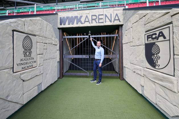 Geschaeftsfuehrer Finanzen Michael Stroell (FC Augsburg), Der neue Spielertunnel im Roemerlook, Pressekonferenz, FC Augsburg, Fussball, 1. Bundesliga Saison 2025 2026, 29.08.2025 Augsburg Bayern Deutschland