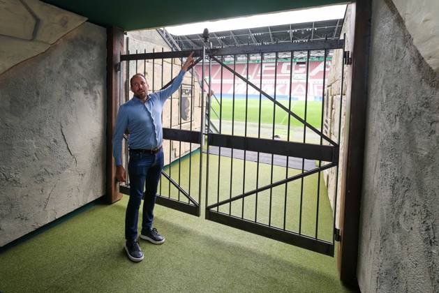 Geschaeftsfuehrer Finanzen Michael Stroell (FC Augsburg), Der neue Spielertunnel im Roemerlook, Pressekonferenz, FC Augsburg, Fussball, 1. Bundesliga Saison 2025 2026, 29.08.2025 Augsburg Bayern Deutschland
