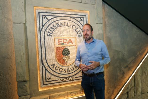 Geschaeftsfuehrer Finanzen Michael Stroell (FC Augsburg), Der neue Spielertunnel im Roemerlook, Pressekonferenz, FC Augsburg, Fussball, 1. Bundesliga Saison 2025 2026, 29.08.2025 Augsburg Bayern Deutschland