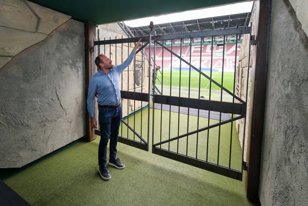 Geschaeftsfuehrer Finanzen Michael Stroell (FC Augsburg), Der neue Spielertunnel im Roemerlook, Pressekonferenz, FC Augsburg, Fussball, 1. Bundesliga Saison 2025 2026, 29.08.2025 Augsburg Bayern Deutschland