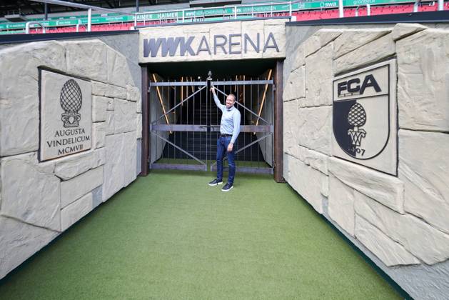 Geschaeftsfuehrer Finanzen Michael Stroell (FC Augsburg), Der neue Spielertunnel im Roemerlook, Pressekonferenz, FC Augsburg, Fussball, 1. Bundesliga Saison 2025 2026, 29.08.2025 Augsburg Bayern Deutschland