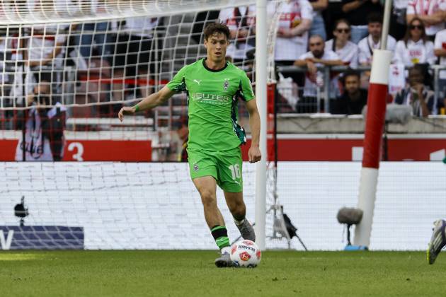 Philipp Sander (Borussia Mönchengladbach, 16) am Ball , Deutschland, Fussball, 1. Bundesliga, 2.Spieltag, 2025 2026, VfB Stuttgart vs. Borussia Mönchengladbach, 30.08.2025, MHP Arena, Stuttgart, Deutschland Stuttgart MHP Arena Baden-Württemberg Deutschland Copyright: xGrantxHubbsx