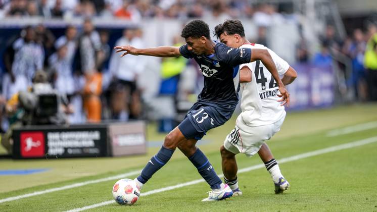 v.li.: Bernardo Fernandes da Silva Junior (Hoffenheim, 13), Can Uzun (SGE, 42), Zweikampf, Spielszene, Duell, duel, tackle, tackling, Dynamik, Action, Aktion, 30.08.2025, Sinsheim (Deutschland), Fussball, Bundesliga, TSG 1899 Hoffenheim - Eintracht Frankfurt, DFB DFL REGULATIONS PROHIBIT ANY USE OF PHOTOGRAPHS AS IMAGE SEQUENCES AND OR QUASI-VIDEO.