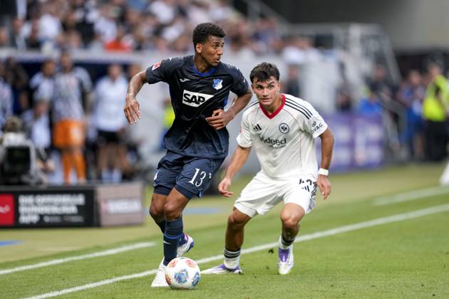 v.li.: Bernardo Fernandes da Silva Junior (Hoffenheim, 13), Can Uzun (SGE, 42), Zweikampf, Spielszene, Duell, duel, tackle, tackling, Dynamik, Action, Aktion, 30.08.2025, Sinsheim (Deutschland), Fussball, Bundesliga, TSG 1899 Hoffenheim - Eintracht Frankfurt, DFB DFL REGULATIONS PROHIBIT ANY USE OF PHOTOGRAPHS AS IMAGE SEQUENCES AND OR QUASI-VIDEO.