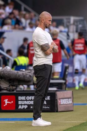 Trainer Christian Ilzer (TSG 1899 Hoffenheim). xettx, Deutschland, Sinsheim, 30.08.2025, Fussball, Bundesliga: TSG 1899 Hoffenheim vs Eintracht Frankfurt, Saison 2025 2026, 2. Spieltag, PreZero Arena DFL DFB REGULATIONS PROHIBIT ANY USE OF PHOTOGRAPHS AS IMAGE SEQUENCES AND OR QUASI-VIDEO.