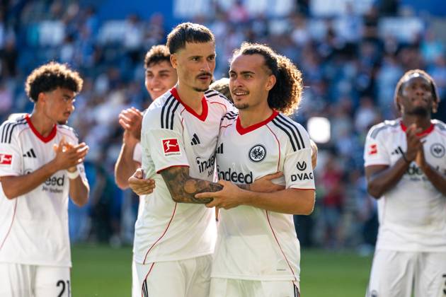 Robin Koch (Eintracht Frankfurt, 04) und Aurele Amenda (Eintracht Frankfurt, 05) umarmen sich nach dem Spiel und freuen sich über den Sieg, GER, TSG 1899 Hoffenheim vs. Eintracht Frankfurt, Fussball, 1. Bundesliga, 2. Spieltag Spielzeit 2025 2026, 30.08.2025. DFL REGULATIONS PROHIBIT ANY USE OF PHOTOGRAPHS AS IMAGE SEQUENCES AND OR QUASI-VIDEO GER, TSG 1899 Hoffenheim vs. Eintracht Frankfurt, Fussball, 1. Bundesliga, 2. Spieltag Spielzeit 2025 2026, 30.08.2025. Sinsheim Copyright: xEibner-Pressefoto FlorianxWiegandx EP_FWD