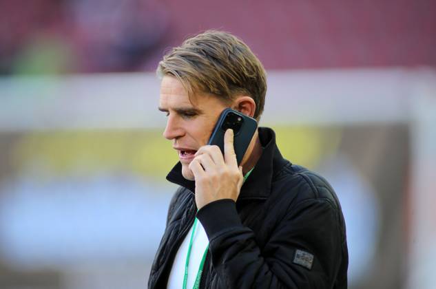 Fussball, Herren, Saison 2025 2026, FC Augsburg - FC Bayern München, Bundesliga, WWK Arena Christoph Freund, Sportdirektor (FC Bayern München) beim telefonieren, anruf, handy DFL DFB regulations prohibit any use of photographs as image sequences and or quasi-video