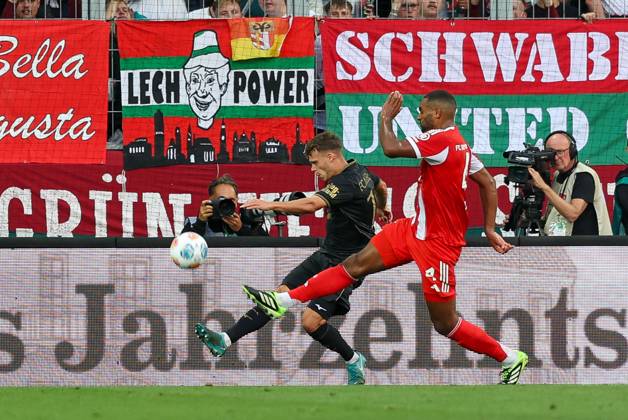 im Zweikampf, Aktion, mit Robin Fellhauer 19 (FC Augsburg), Jonathan Tah 4 (FC Bayern Muenchen), FC Augsburg vs. FC Bayern Muenchen, Fussball, 1. Bundesliga, 2. Spieltag, 30.08.2025 DFB regulations prohibit any use of photographs as image sequences and or quasi-video Augsburg Bayern Deutschland