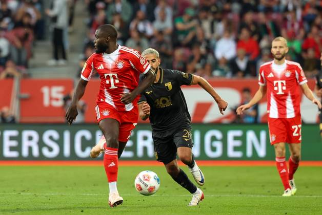 im Zweikampf, Aktion, mit Dayot Upamecano 2 (FC Bayern Muenchen), Elias Saad 26 (FC Augsburg), FC Augsburg vs. FC Bayern Muenchen, Fussball, 1. Bundesliga, 2. Spieltag, 30.08.2025 DFB regulations prohibit any use of photographs as image sequences and or quasi-video Augsburg Bayern Deutschland