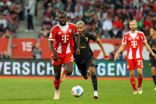 im Zweikampf, Aktion, mit Dayot Upamecano 2 (FC Bayern Muenchen), Elias Saad 26 (FC Augsburg), FC Augsburg vs. FC Bayern Muenchen, Fussball, 1. Bundesliga, 2. Spieltag, 30.08.2025 DFB regulations prohibit any use of photographs as image sequences and or quasi-video Augsburg Bayern Deutschland