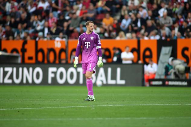 Fussball, Herren, Saison 2025 2026, FC Augsburg - FC Bayern München, Bundesliga, WWK Arena Manuel Neuer (FC Bayern München) dreht sich um, stehend DFL DFB regulations prohibit any use of photographs as image sequences and or quasi-video