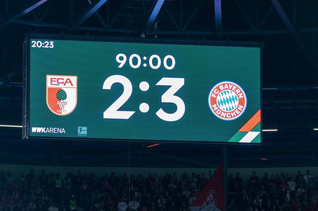Endstand auf der Anzeigetafel, +2:3, FC Augsburg vs. FC Bayern Muenchen, Fussball, 1. Bundesliga, 2. Spieltag, 30.08.2025 DFB regulations prohibit any use of photographs as image sequences and or quasi-video Augsburg Bayern Deutschland