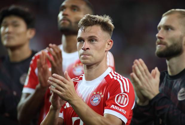 Fussball, Herren, Saison 2025 2026, FC Augsburg - FC Bayern München, Bundesliga, WWK Arena Joshua Kimmich (FC Bayern München) Applaus, Klatschen nach dem Spiel vor der Fankurve DFL DFB regulations prohibit any use of photographs as image sequences and or quasi-video