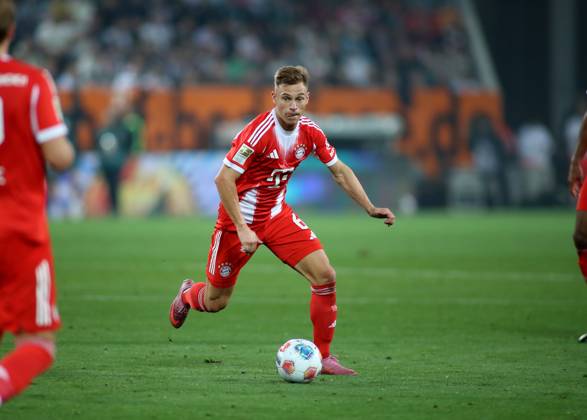 Fussball, Herren, Saison 2025 2026, FC Augsburg - FC Bayern München, Bundesliga, WWK Arena Joshua Kimmich (FC Bayern München) mit Ball im Angriff DFL DFB regulations prohibit any use of photographs as image sequences and or quasi-video