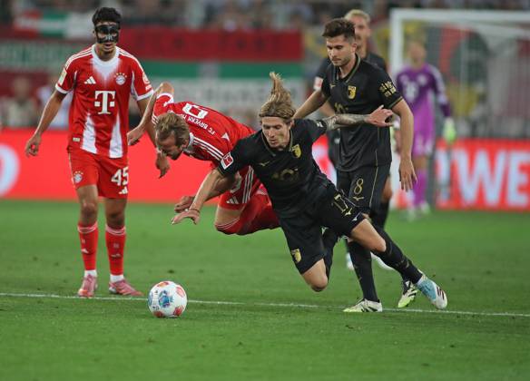 Fussball, Herren, Saison 2025 2026, FC Augsburg - FC Bayern München, Bundesliga, WWK Arena Harry Kane (FC Bayern München) (li.) wird von Kristijan Jakic (FC Augsburg) (re.) gefoult, Foulspiel, im Fallen, Sturz DFL DFB regulations prohibit any use of photographs as image sequences and or quasi-video