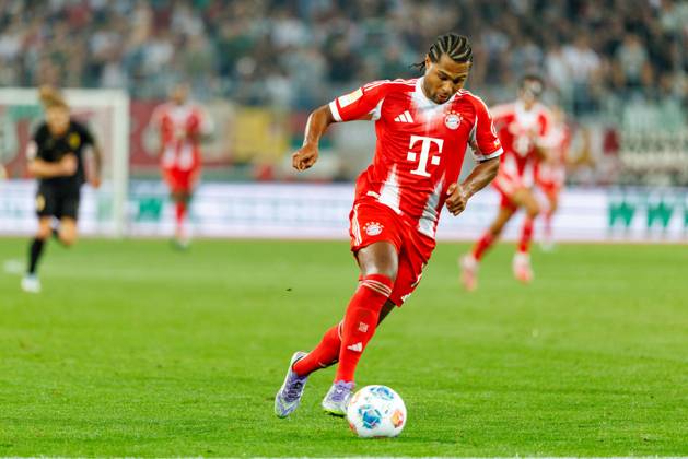 Serge Gnabry (7, FC Bayern München) beim Spiel zwischen FC Augsburg v FC Bayern München, Fußball, Herren, Bundesliga, 2025 2026, 2.Spieltag am 30.08.2025 in Augsburg, WWK-Arena. DFL and DFB regulations prohibit any use of photographs as image sequences and or quasi-video. Bayern Deutschland