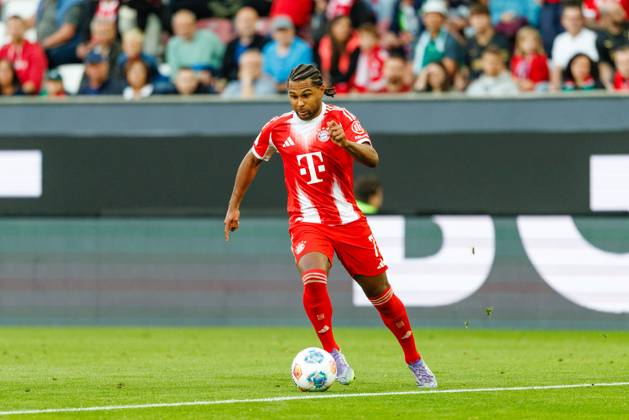 Serge Gnabry (7, FC Bayern München) beim Spiel zwischen FC Augsburg v FC Bayern München, Fußball, Herren, Bundesliga, 2025 2026, 2.Spieltag am 30.08.2025 in Augsburg, WWK-Arena. DFL and DFB regulations prohibit any use of photographs as image sequences and or quasi-video. Bayern Deutschland