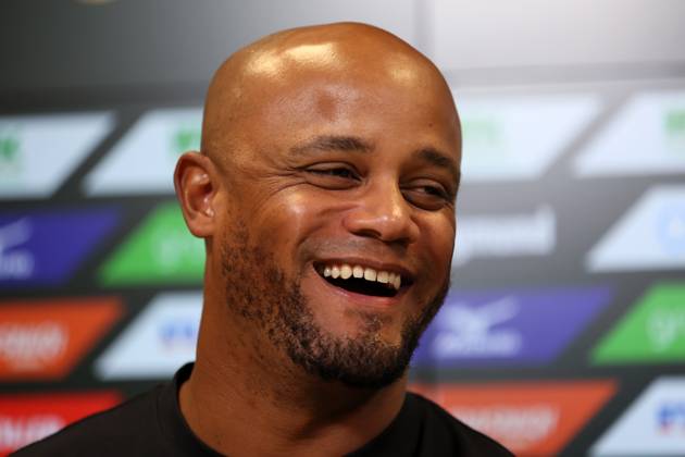 Fussball, Herren, Saison 2025 2026, FC Augsburg - FC Bayern München, Bundesliga, WWK Arena Vincent Kompany, Trainer (FC Bayern München) auf der Pressekonferenz nach dem Spiel Kopf, Portrait, lacht, lachend DFL DFB regulations prohibit any use of photographs as image sequences and or quasi-video