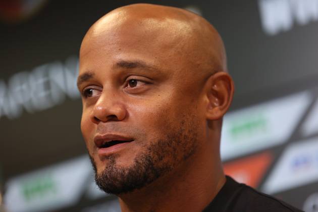 Fussball, Herren, Saison 2025 2026, FC Augsburg - FC Bayern München, Bundesliga, WWK Arena Vincent Kompany, Trainer (FC Bayern München) auf der Pressekonferenz nach dem Spiel Kopf, Portrait DFL DFB regulations prohibit any use of photographs as image sequences and or quasi-video