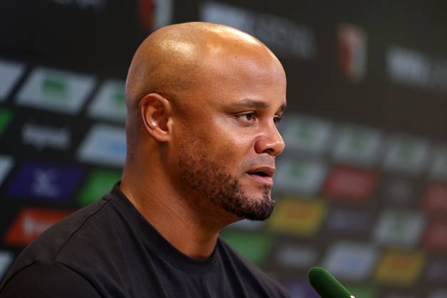 Fussball, Herren, Saison 2025 2026, FC Augsburg - FC Bayern München, Bundesliga, WWK Arena Vincent Kompany, Trainer (FC Bayern München) auf der Pressekonferenz nach dem Spiel Kopf, Portrait DFL DFB regulations prohibit any use of photographs as image sequences and or quasi-video