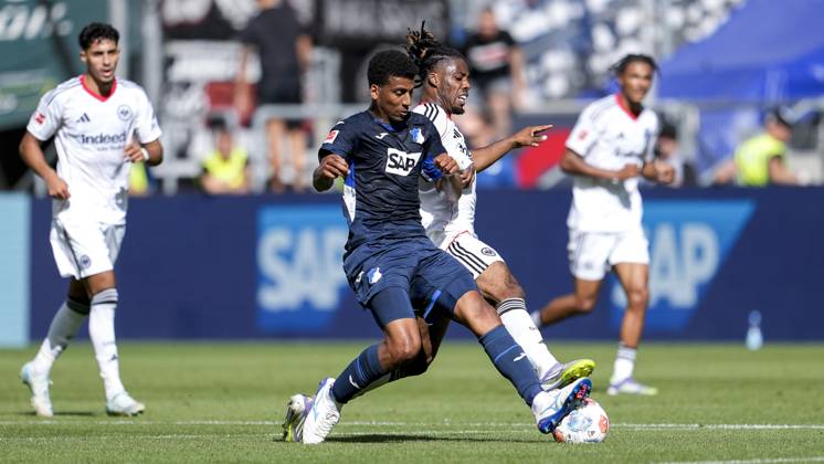 v.li.: Bernardo Fernandes da Silva Junior (Hoffenheim, 13), Elye Wahi (SGE, 17), Zweikampf, Spielszene, Duell, duel, tackle, tackling, Dynamik, Action, Aktion, 30.08.2025, Sinsheim (Deutschland), Fussball, Bundesliga, TSG 1899 Hoffenheim - Eintracht Frankfurt, DFB DFL REGULATIONS PROHIBIT ANY USE OF PHOTOGRAPHS AS IMAGE SEQUENCES AND OR QUASI-VIDEO.