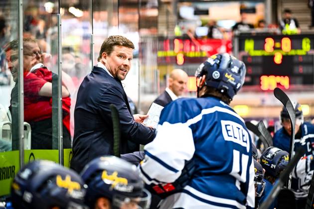 Jannu Kujala (Co-Trainer, Assistant Coach, Performance Coach, Iserlohn Roosters) Nils Elten (Iserlohn Roosters, 4), GER, Iserlohn Roosters vs. Düsseldorfer EG, Eishockey, Gottfried Schultz NRW Cup, 1. Spieltag, Spielzeit 2025 2026, 30.08.2025, GER, Iserlohn Roosters vs. Düsseldorfer EG, Eishockey, Gottfried Schultz NRW Cup, 1. Spieltag, Spielzeit 2025 2026, 30.08.2025 Iserlohn Copyright: xJonasxBrockmann Eibner-Pressefotx EP_JBN