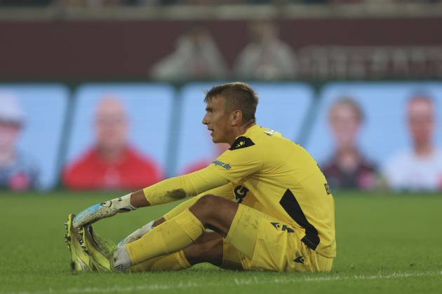 Torwart Hans Christian Bernat (Karlsruher SC) liegt verletzt am Boden waehrend des spiels der 2. Bundesliga zwischen Fortuna Düsseldorf und Karlsruher SC, Merkur Spiel-Arena am 30. August 2025 in Düsseldorf, Deutschland. (Foto von Oliver Kaelke DeFodi Images) +++ Torwart Hans Christian Bernat (Karlsruher SC) injured on the ground during the 2. Bundesliga match between Fortuna Düsseldorf and Karlsruher SC at Merkur Spiel-Arena on August 30, 2025 in Düsseldorf, Germany. (Photo by Oliver Kaelke DeFodi Images) (Photo by Oliver Kaelke DeFodi Images)