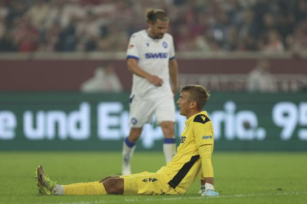 Torwart Hans Christian Bernat (Karlsruher SC) ist enttaeuscht waehrend des spiels der 2. Bundesliga zwischen Fortuna Düsseldorf und Karlsruher SC, Merkur Spiel-Arena am 30. August 2025 in Düsseldorf, Deutschland. (Foto von Oliver Kaelke DeFodi Images) +++ Torwart Hans Christian Bernat (Karlsruher SC) looks dejected during the 2. Bundesliga match between Fortuna Düsseldorf and Karlsruher SC at Merkur Spiel-Arena on August 30, 2025 in Düsseldorf, Germany. (Photo by Oliver Kaelke DeFodi Images) (Photo by Oliver Kaelke DeFodi Images)